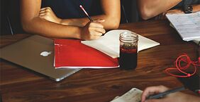 Personen, die Bewerbung üben.