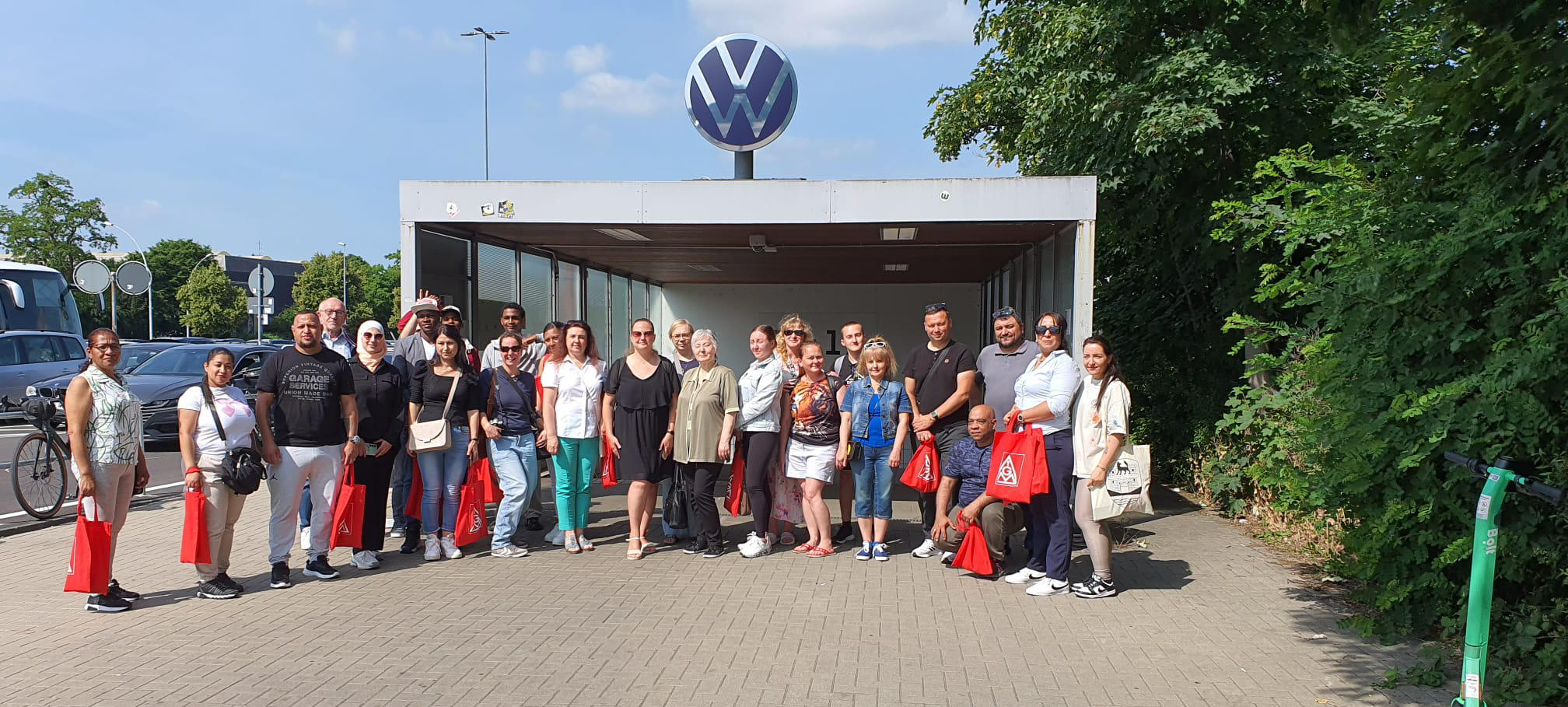 Gruppenbild. 27 Flüchtlinge aus Lehre und Weyhausen haben an einer Werktour bei Volkswagen teilgenommen.